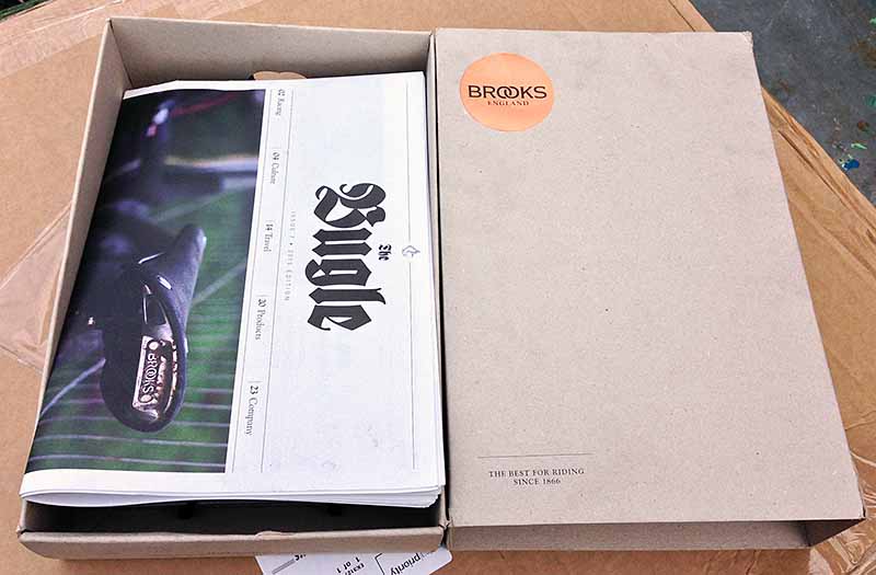 В коробке с велосипедным седлом Brooks Team Pro Chrome обнаружилась подарочная газета The Bugle