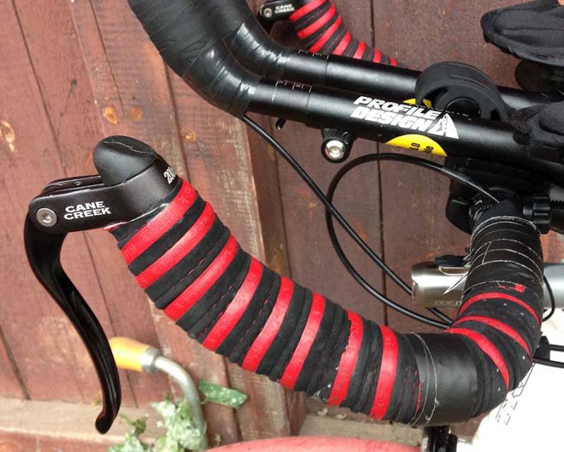 Двойная лента на руль велосипеда сшита из двух полосок - красной и черной