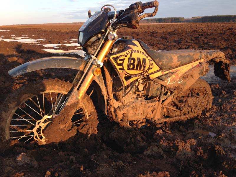 Мотоцикл засосало в грязи