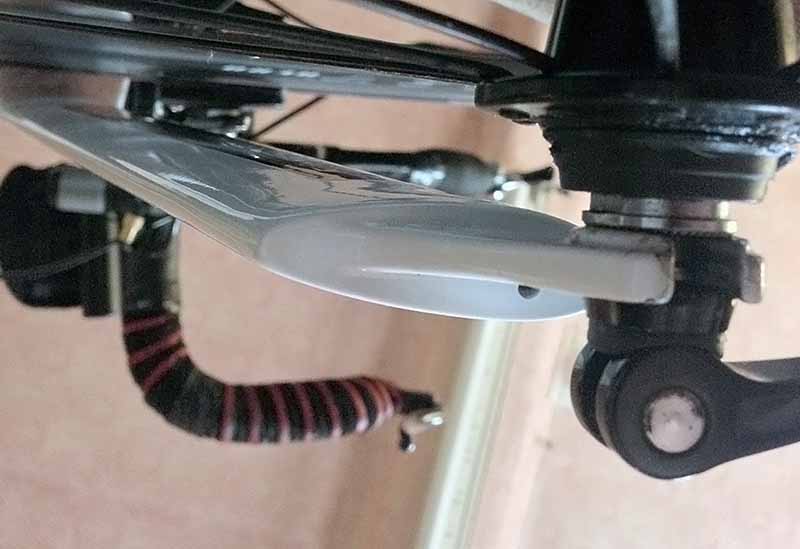 Профиль пера передней аэродинамической вилки велосипеда TREK EQINOX E7