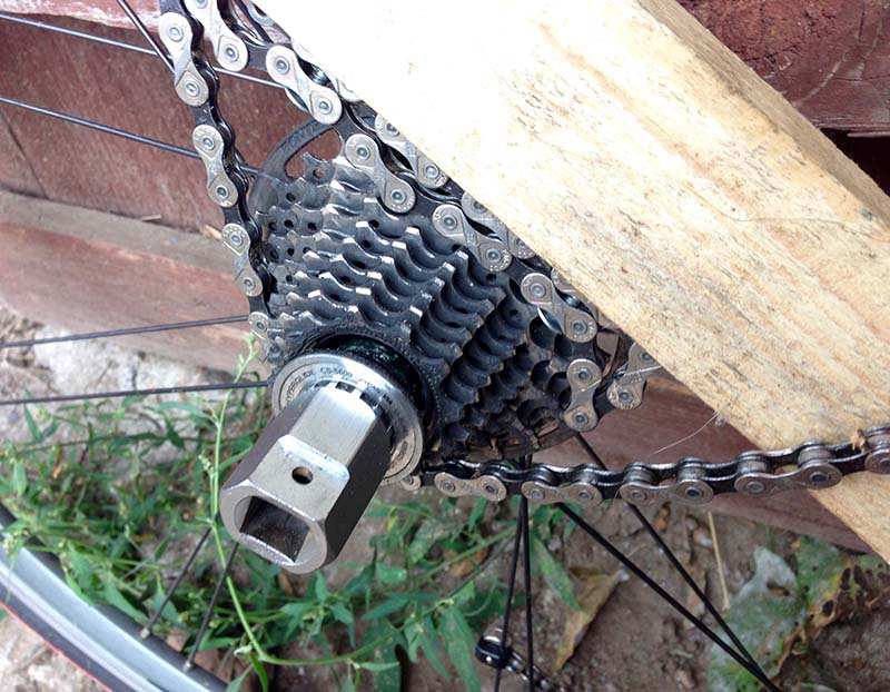 Чтобы перебрать подшипники заднего колеса велосипеда, для начала нужно снять кассету звездочек