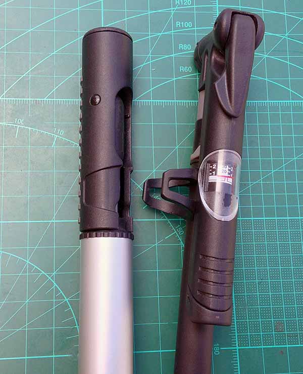 Манометр с зажимом встегивается в специальный паз на ручке велосипедного насоса Giyo Micro Pump GM-821