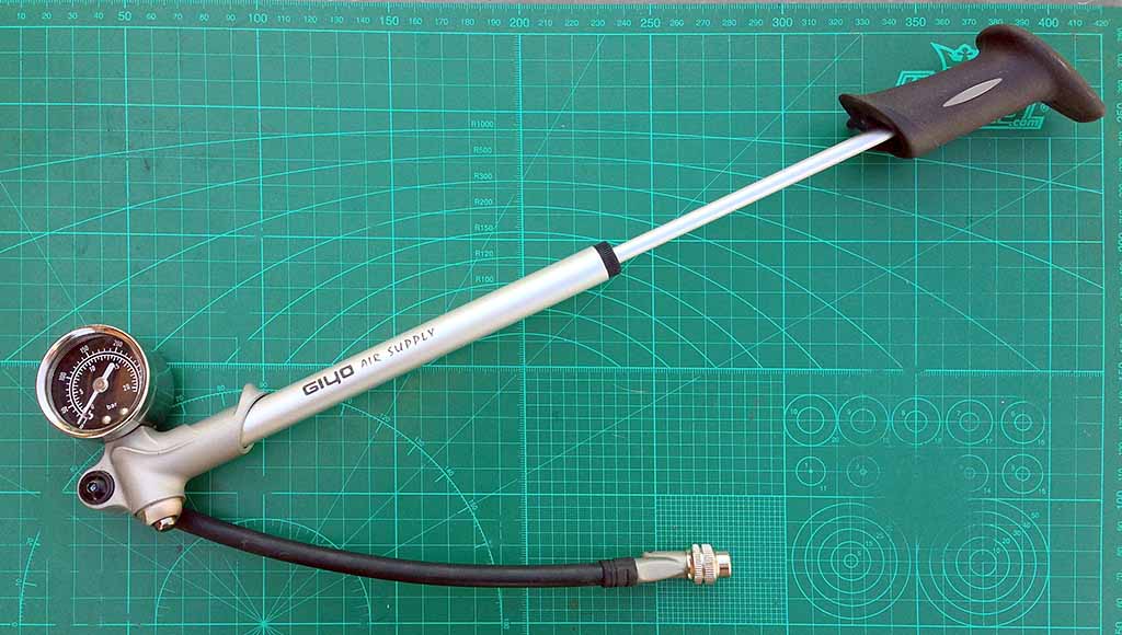 Насос высокого давления для воздушных вилок велосипеда Giyo Fork Pump 300psi 20bar с полностью выдвинутой ручкой