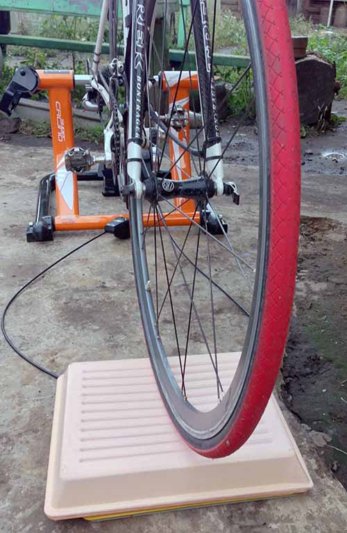 Подставка из ванночек под переднее колесо при использовании велостанка - турбо-трейнера Indoor Magnetic Bike Cycling Home Trainer Elite SuperCrono Power Mag ElastoGel