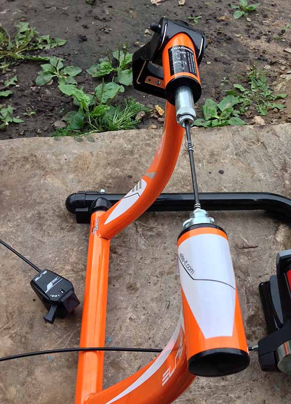 Вот так крепится задняя ось на велостанке - турбо-трейнере Indoor Magnetic Bike Cycling Home Trainer Elite SuperCrono Power Mag ElastoGel