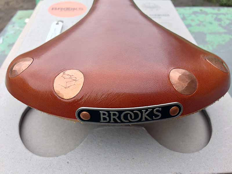 Вручную расклепанные медные заклепки на коже велосипедного седла Brooks Team Pro Chrome
