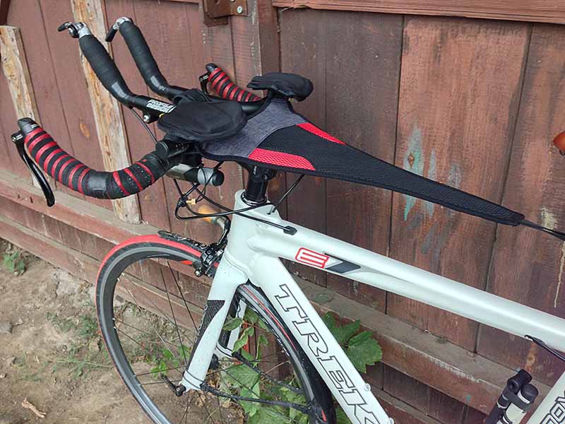 Защита от капель пота для велотренажера - турбо-трейнера на велосипеде вид сбоку