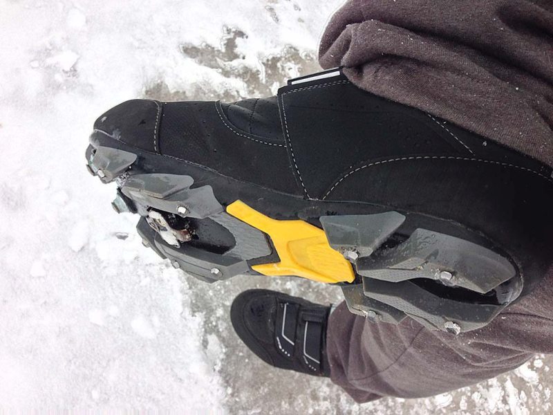 Зимние велосипедные ботинки Shimano MW 81 с шипами из обычных шурупов из хозмага, чтобы обувь и ботинки не скользили по льду.